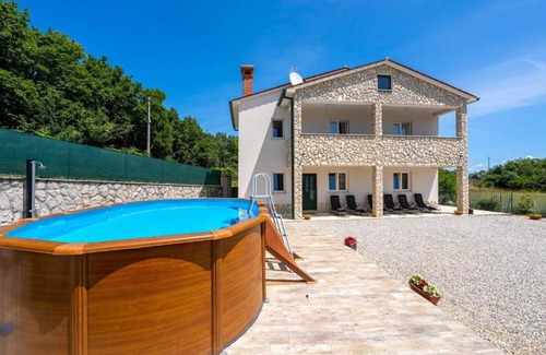 Gondolici House | Discover Villa Veronica: Family-Friendly Getaway with Pool