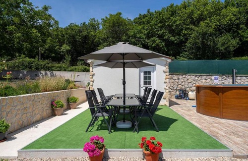 Gondolici House | Discover Villa Veronica: Family-Friendly Getaway with Pool
