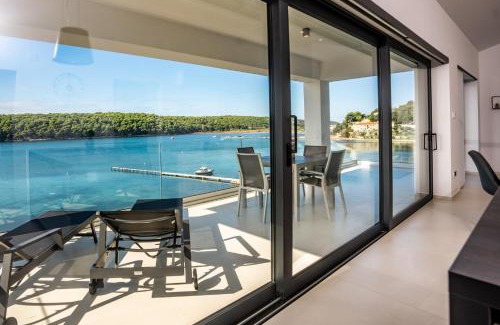 Palit Apartment | Villa Veronica: Oceanfront Retreat with Pool & Boat Dock