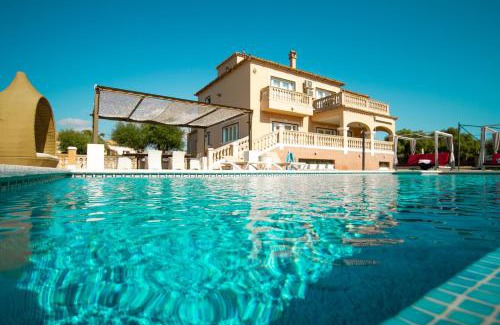 l'Aranjassa Villa | Villa Versace: Elegant Retreat for 14 with Pool & Pets