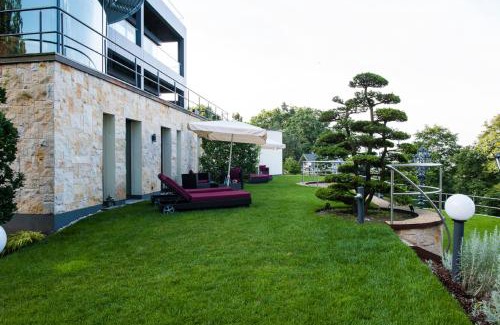Loschwitz Apartment | Villa via Lapis: Scenic Views with Pool and Spa in Dresden