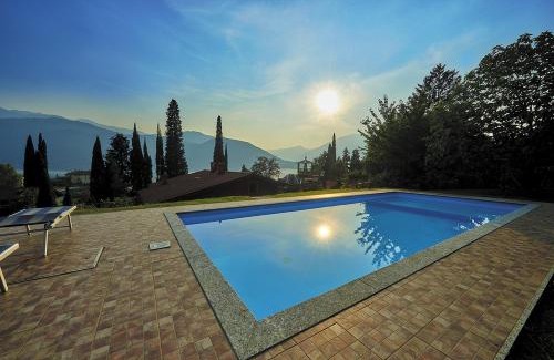 Lierna Apartment | Villa Victoria: Oceanfront Haven with Pool & Child-Friendly Fun