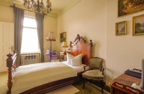 Crimmitschau Hotel | Discover Villa Vier Jahreszeiten: 4-Star Retreat with Pool