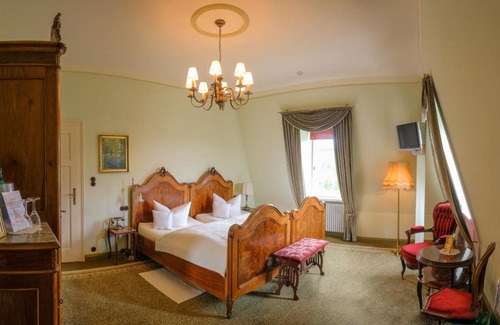 Crimmitschau Hotel | Discover Villa Vier Jahreszeiten: 4-Star Retreat with Pool