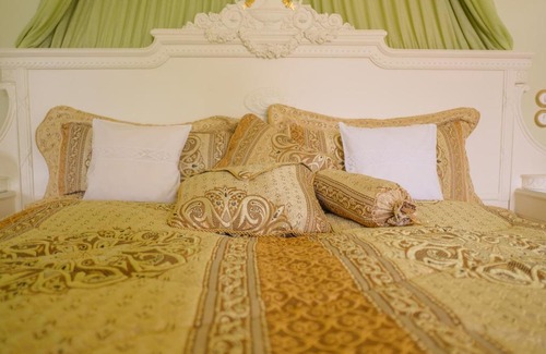 Crimmitschau Hotel | Discover Villa Vier Jahreszeiten: 4-Star Retreat with Pool