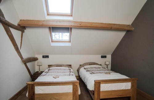 Wijchmaal House | Villa Vigor: Oceanfront Retreat with Spa and Pet-Friendly Stay