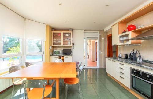 Reus Villa | Explore Villa Bertoni: 5-Star Retreat with Pool & Breakfast