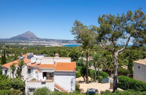 El Tosalet Villa | Villa Brumble: Top-Rated Stay with Pool & Family Amenities