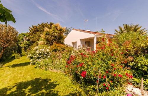 Les Sables d'Olonne Villa | Pet-Friendly Villa Les Cygnes with Pool & Kitchen Amenities