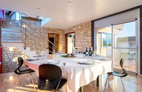 Reus Villa | Elegant Villa Villa Rock Tirri with Pool & Hot Tub