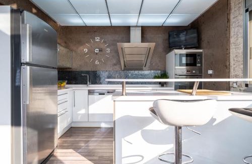 Reus Villa | Elegant Villa Villa Rock Tirri with Pool & Hot Tub