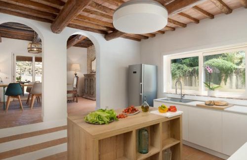 Gambassi Terme Villa | Relax at Villa Oliva: Family-Friendly with Pool Access