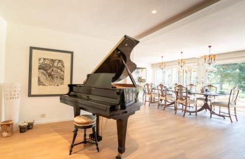 De Haan Villa | Family Retreat at Villa Rosetree with Relaxing Hot Tub