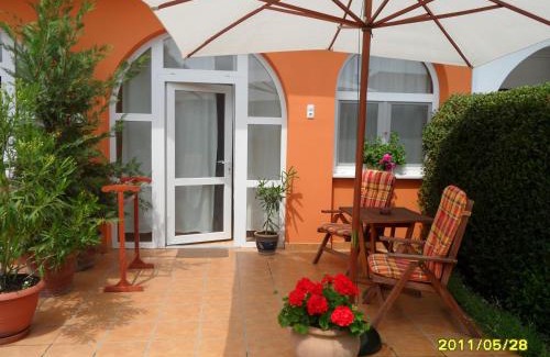Gyula Apartment | Villa Viola Spa & Garden: Pet-Friendly Oceanfront Escape