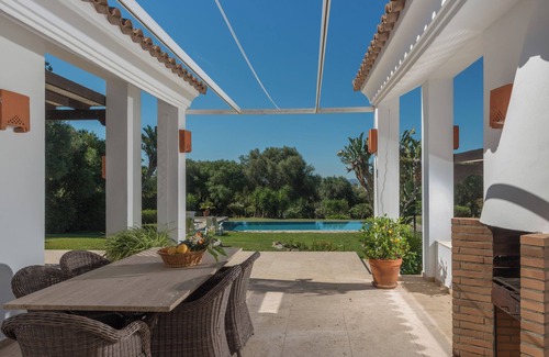 Benalup-Casas Vieja House | Villa Violeta: Poolside Retreat with Garden & Wi-Fi