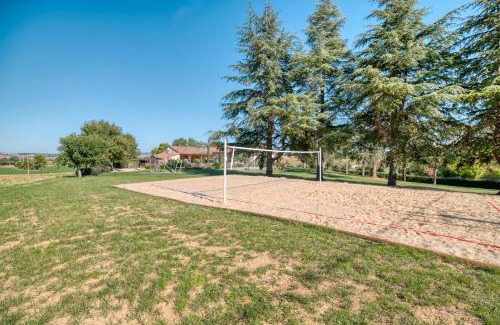 Faudoas Villa | Villa Virginie: Pet-Friendly Retreat with Pool & Hot Tub