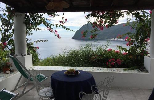 Canneto Apartment | Oceanfront Villa Vista Mare Mela - Rated 9.4/10 by Guests