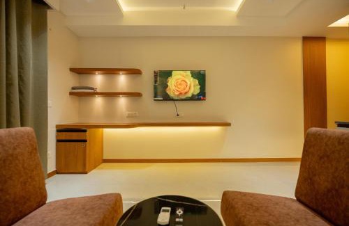 Gomti Nagar Apartment | Villa Vistosa: Guest Rated 9.6 with Pool & Family Amenities