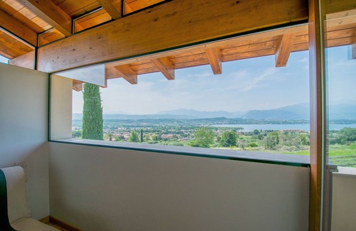 Montinelle Villa | Villa Vittoria: Lake Views & Poolside Bliss Await You