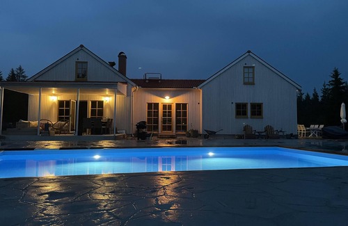 Slite House | Relax at Villa VitvikenB in Gotland with Pool & Ocean Views