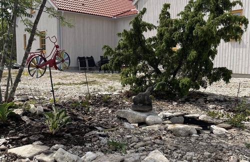 Slite House | Relax at Villa VitvikenB in Gotland with Pool & Ocean Views