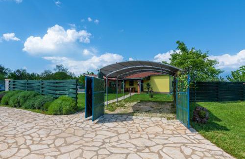 Heki House | Villa Vrt, a private and fully fenced forest retreat
