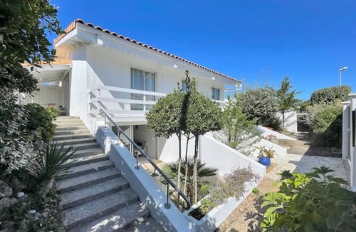Hourtin-Plage Villa | Oceanfront Villa with Space for 23 Guests and Family Amenities