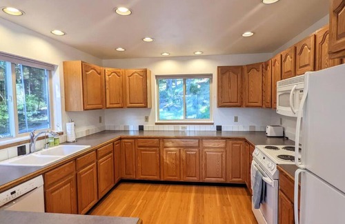 Eastsound Villa | Villa with Spectacular Bay Views, Garden & Playful Amenities