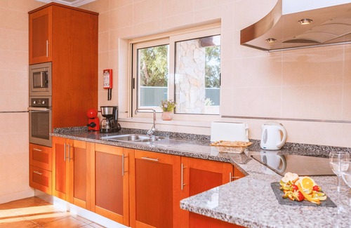 Albufeira Villa | Villa w/heatable pool & BBQ between Galé and Guia