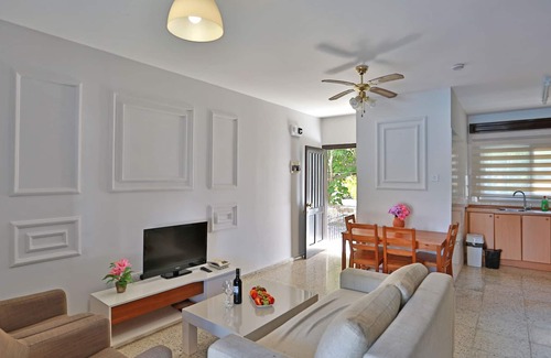 Zeytinlik Villa | Villa w Pool, Garden and Patio by Beach in Kyrenia