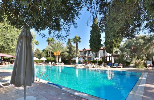 Zeytinlik Villa | Villa w Pool, Garden and Patio by Beach in Kyrenia