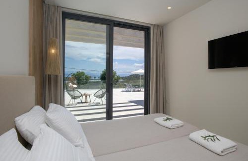 Petaleia Villa | Elegant Villa Waterlily with Oceanfront Pool & 10/10 Rating
