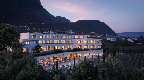 Caldaro Sulla Strada del Vino Bed & Breakfast | Inviting Villa Weingarten: Oceanfront Stay with Pool