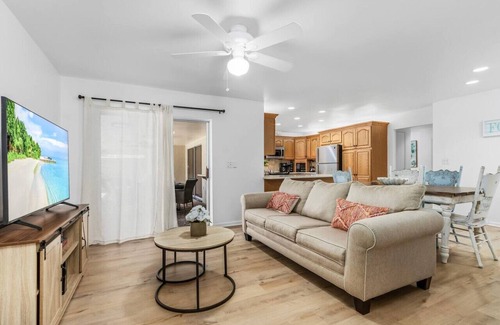 Biggar Villa | Villa Whiskey Palms: Inviting Tiki Bar Pool Retreat