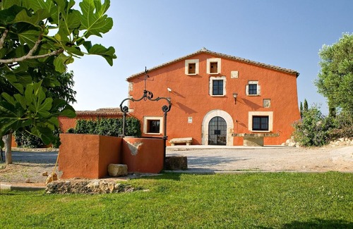 Castellet i la Gornal Cottage | Idyllic Villa with Pool & Garden Near Sitges and Barcelona