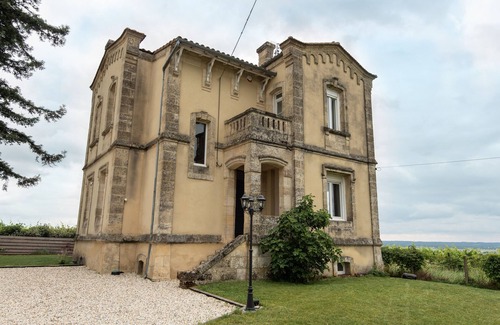 Le Pian-sur-Garonne House | Scenic Villa with Breathtaking Views for Family Getaways