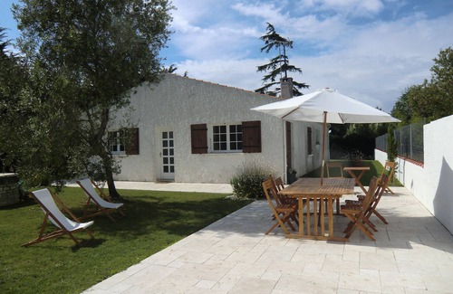 Saint-Pierre-d'Oleron Villa | Elegant Villa with Pool Between La Côtinère and St Pierre