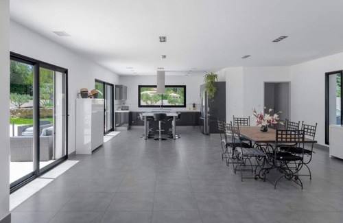 Cuges-les-Pins Villa | Indulge in a Villa with Pool, Spa & Cinema Experience