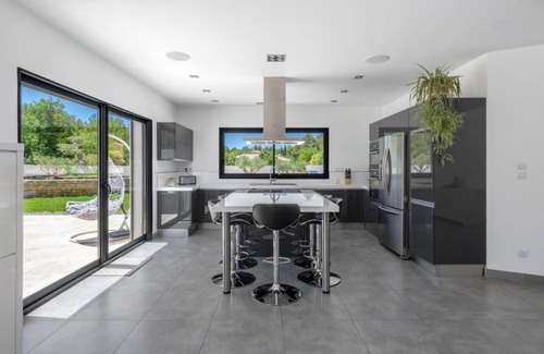 Cuges-les-Pins Villa | Villa with heated swimming pool, spa, gym and cinema