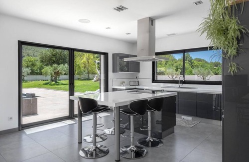 Cuges-les-Pins Villa | Villa with heated swimming pool, spa, gym and cinema