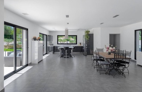 Cuges-les-Pins Villa | Villa with heated swimming pool, spa, gym and cinema