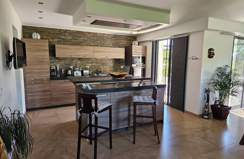 La Tour-d'Aigues House | Idyllic Villa with Infinity Pool Overlooking Luberon Vineyards
