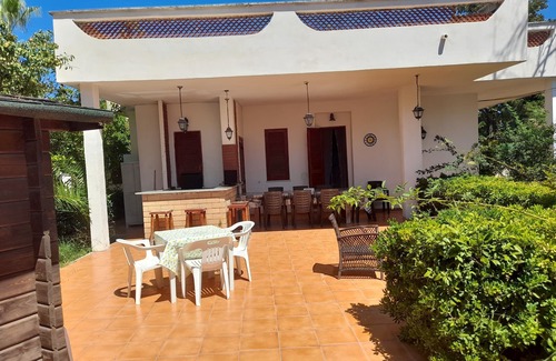 Sessa Aurunca Villa | Cozy Villa with Garden, Steps from the Sea and Pet-Friendly