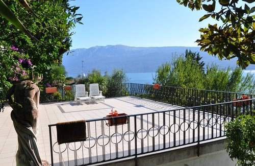 Pulciano House | Tranquil Villa with Mediterranean Garden & Pet-Friendly Perks