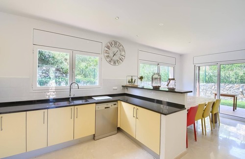 Sa Riera Villa | Villa with Pool, Garden & Ocean View for Your Next Getaway