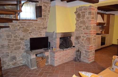 Civitella in Val di Chiana Villa | Relaxing Villa with Pool and Garden for Memorable Getaways