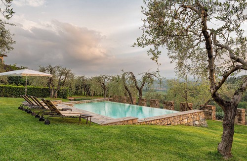 Poggibonsi Villa | Inviting Villa with Pool for 12 and Ocean Views