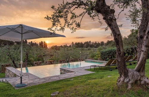 Poggibonsi Villa | Inviting Villa with Pool for 12 and Ocean Views