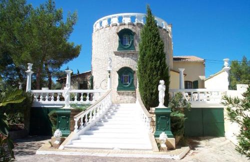 Beaucaire Villa | Relaxing Villa Romantique with Pool in Beautiful Provence