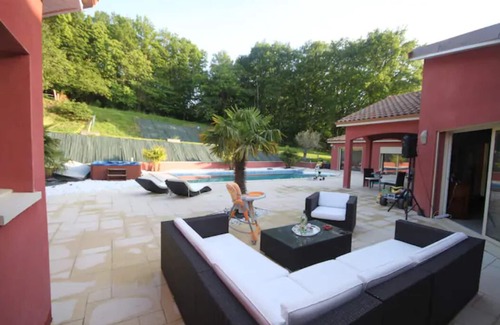 Saint-Laurent Villa | Relaxing Villa with Pool and Jacuzzi for Your Getaway